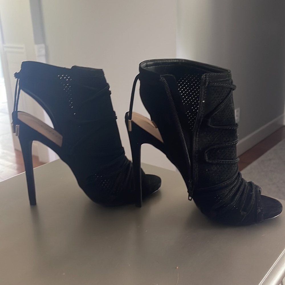 Sexy heels
T9 - Picture 2 of 5